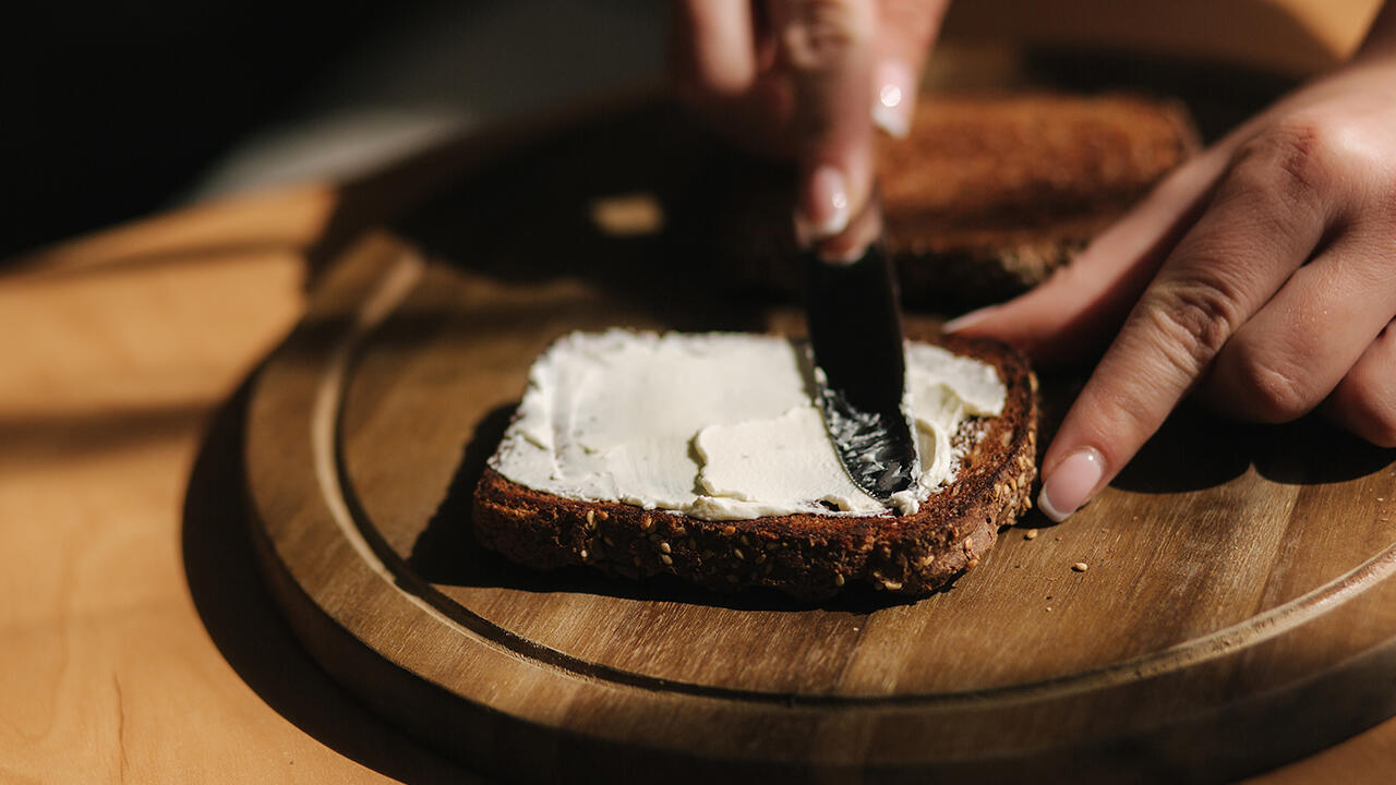 Vegane Butter lässt klassische Margarine nahezu altbacken aussehen. Aber wie steht es um ihre Inhaltsstoffe? Wir haben neun Produkte im Labor prüfen lassen.